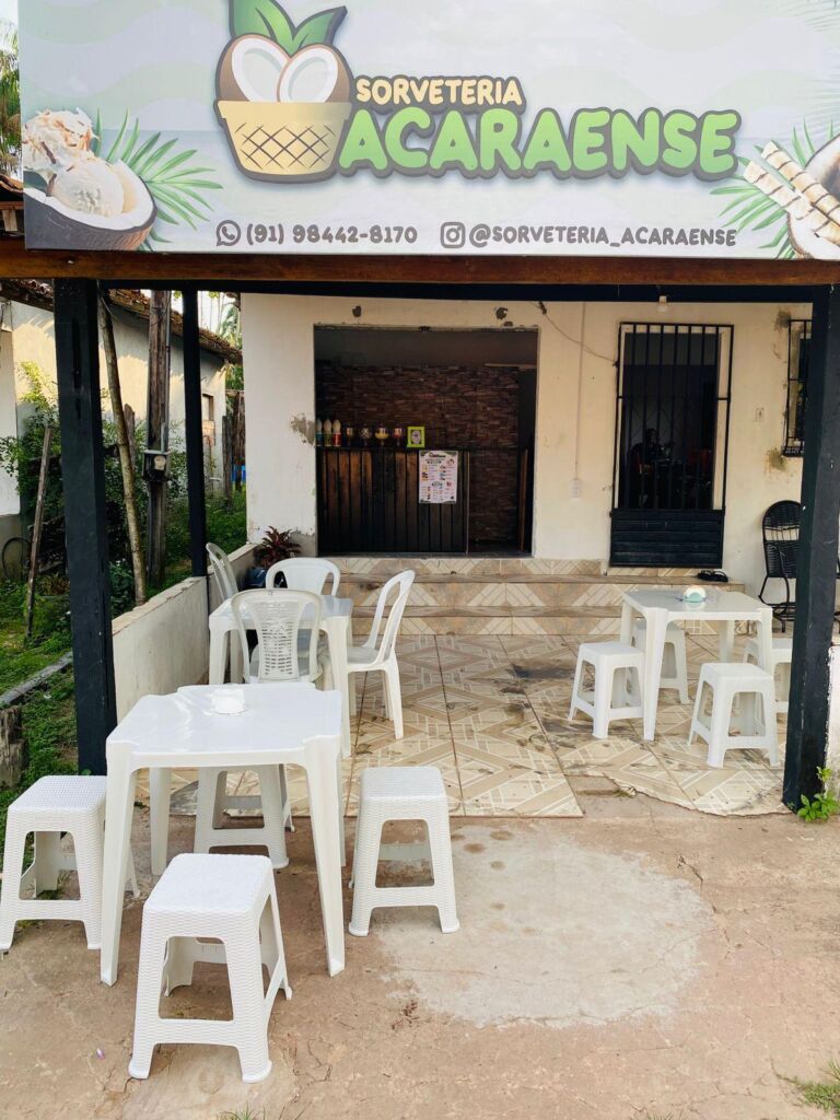 Fachada da unidade Guarumã da Sorveteria Acaraense, com o toldo e as mesas na frente